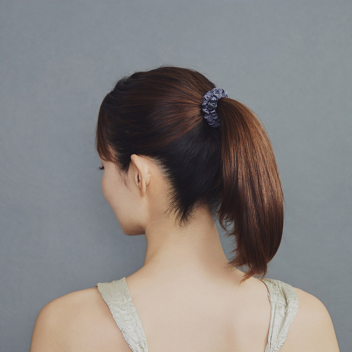 シルクミニスクランチー01 シルク100%で摩擦や乾燥から髪を守るヘアアクセサリー WOODBLANC